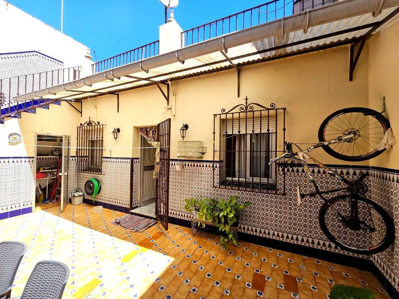 Exterior view of House or chalet for sale in Dos Hermanas  with Air Conditioner