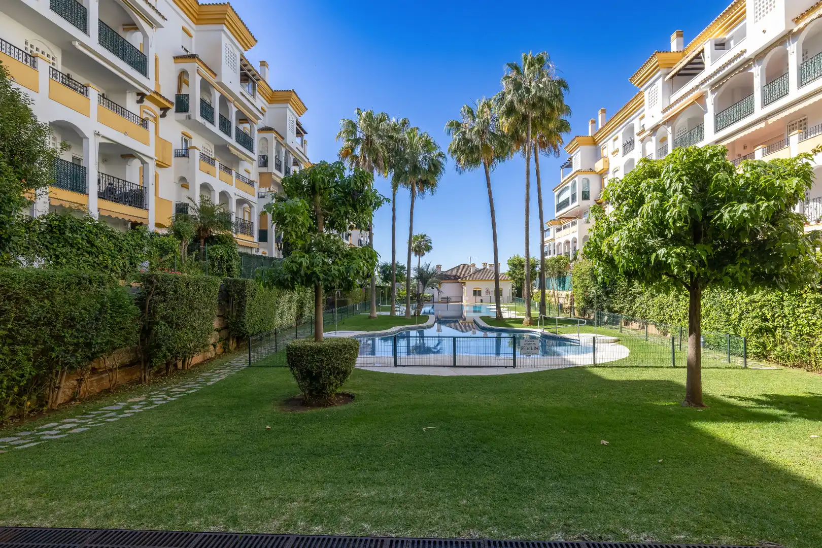 Außenansicht von Erdgeschoss zum Verkauf in Marbella mit Klimaanlage, Heizung und Terrasse