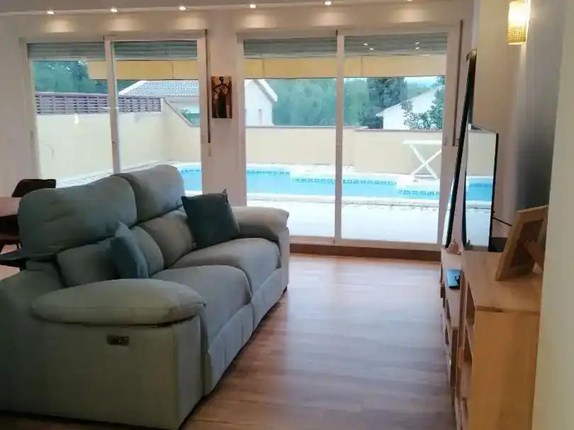 Sala d'estar de Casa o xalet en venda en La Nucia amb Aire condicionat, Parquet i Piscina