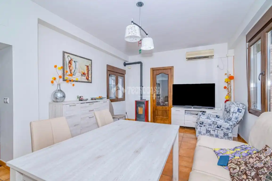 Sala d'estar de Casa adosada en venda en Loja amb Aire condicionat i Terrassa