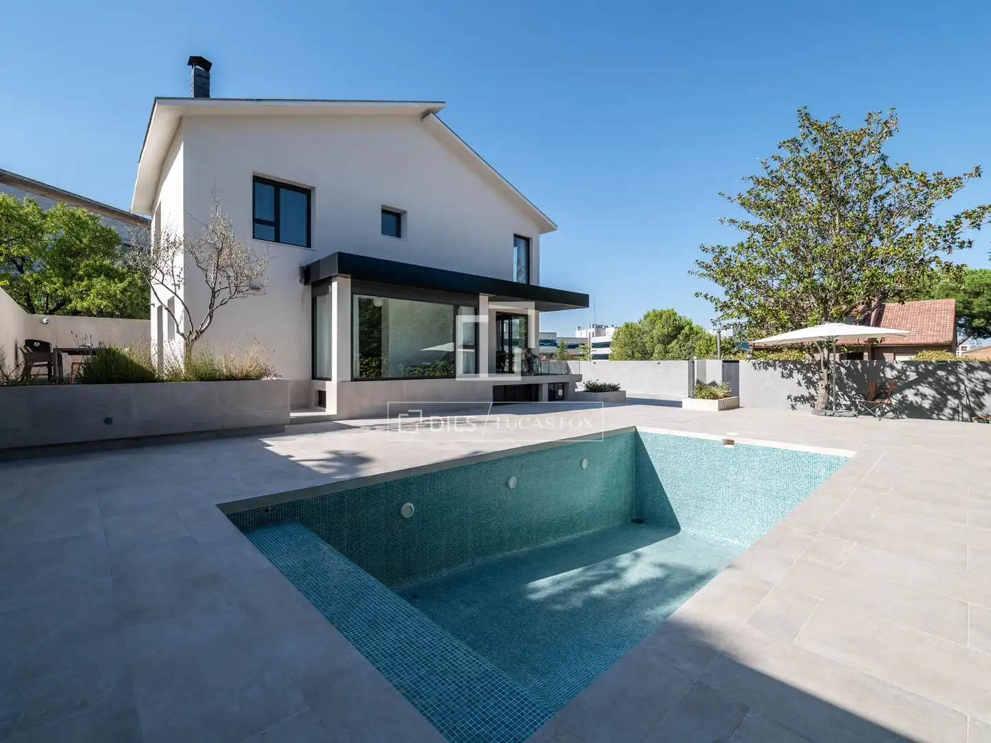 Schwimmbecken von Haus oder Chalet zum Verkauf in La Moraleja mit Klimaanlage, Heizung und Privatgarten