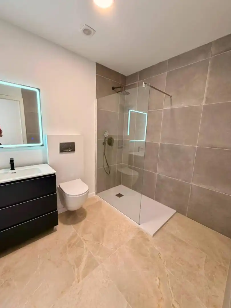 Badezimmer von Wohnung zum Verkauf in Ador mit Klimaanlage, Ofen und Waschmaschine