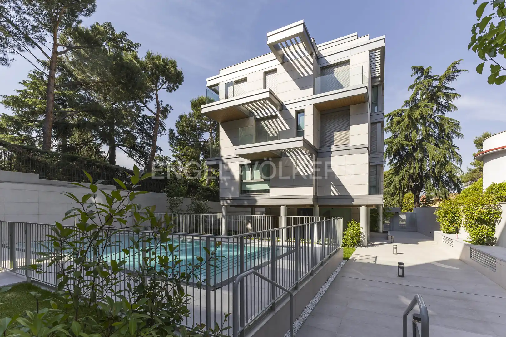 Vista exterior de Dúplex en venta en Madrid con Calefacción, Terraza y Trastero