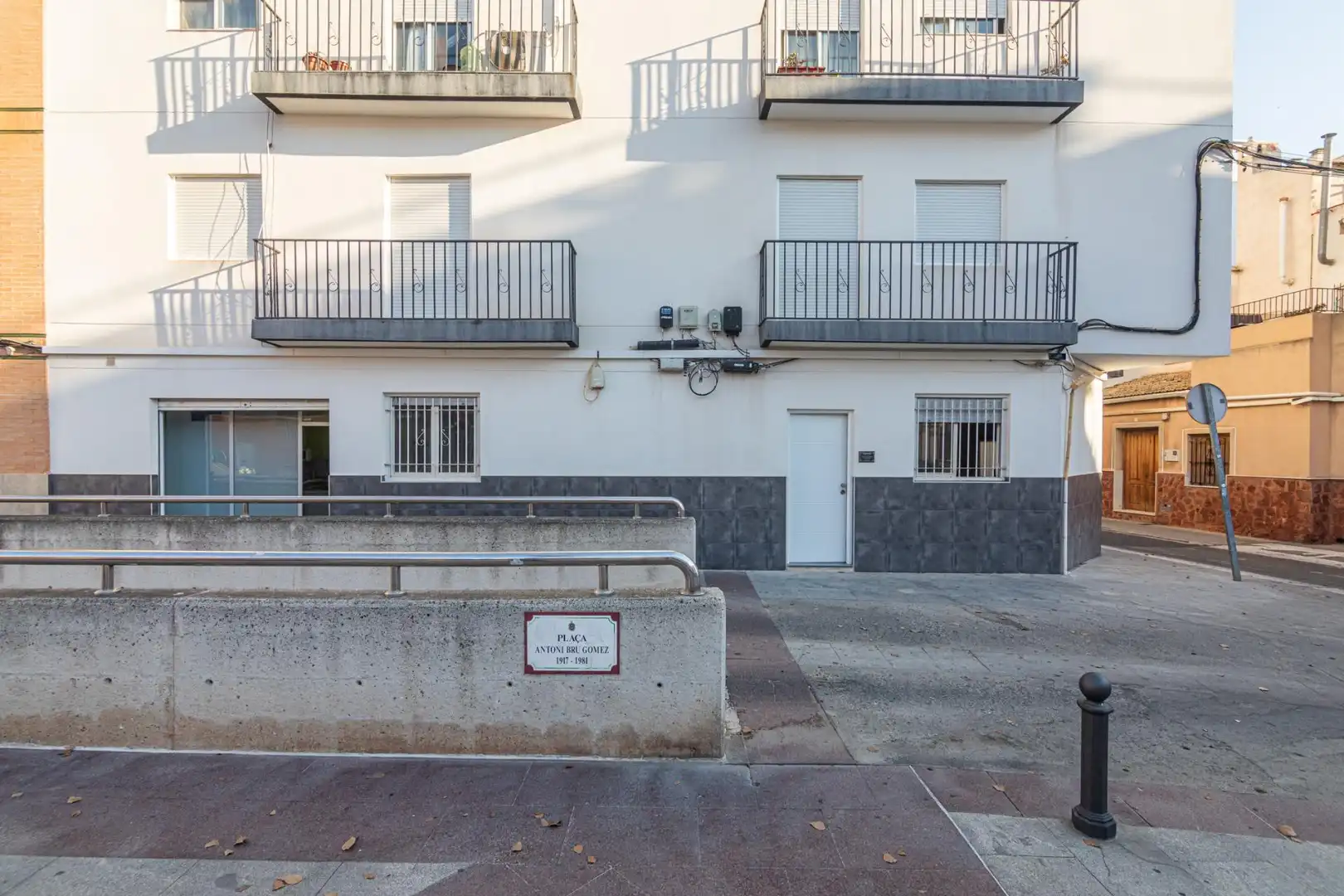 Vista exterior de Local en venta en Elche / Elx