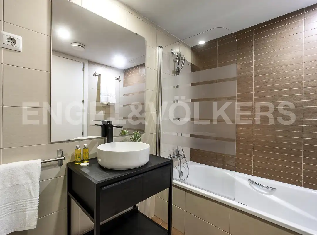 Badezimmer von Wohnung zur Miete in L'Hospitalet de Llobregat mit Klimaanlage, Heizung und Parkett