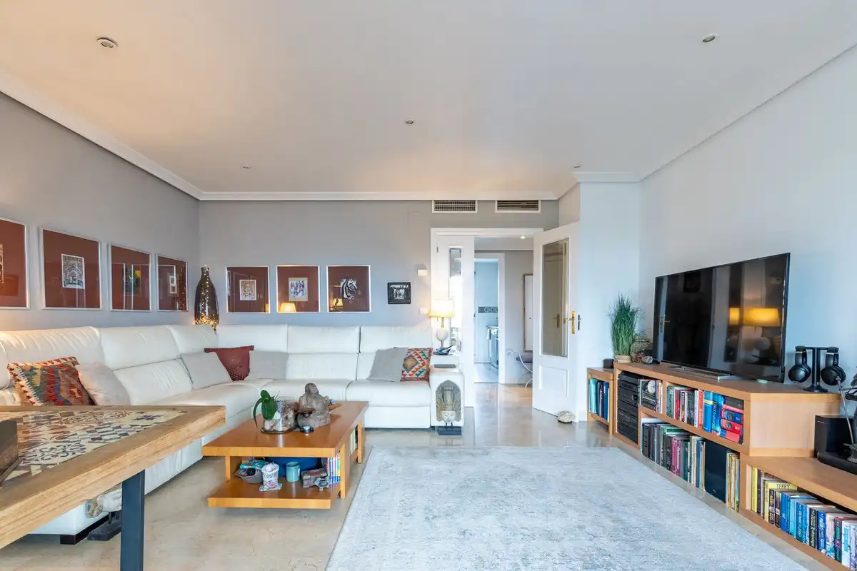 Sala d'estar de Apartament en venda en Estepona amb Aire condicionat, Terrassa i Traster