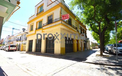 Vista exterior de Casa o xalet en venda en  Sevilla Capital amb Terrassa i Balcó