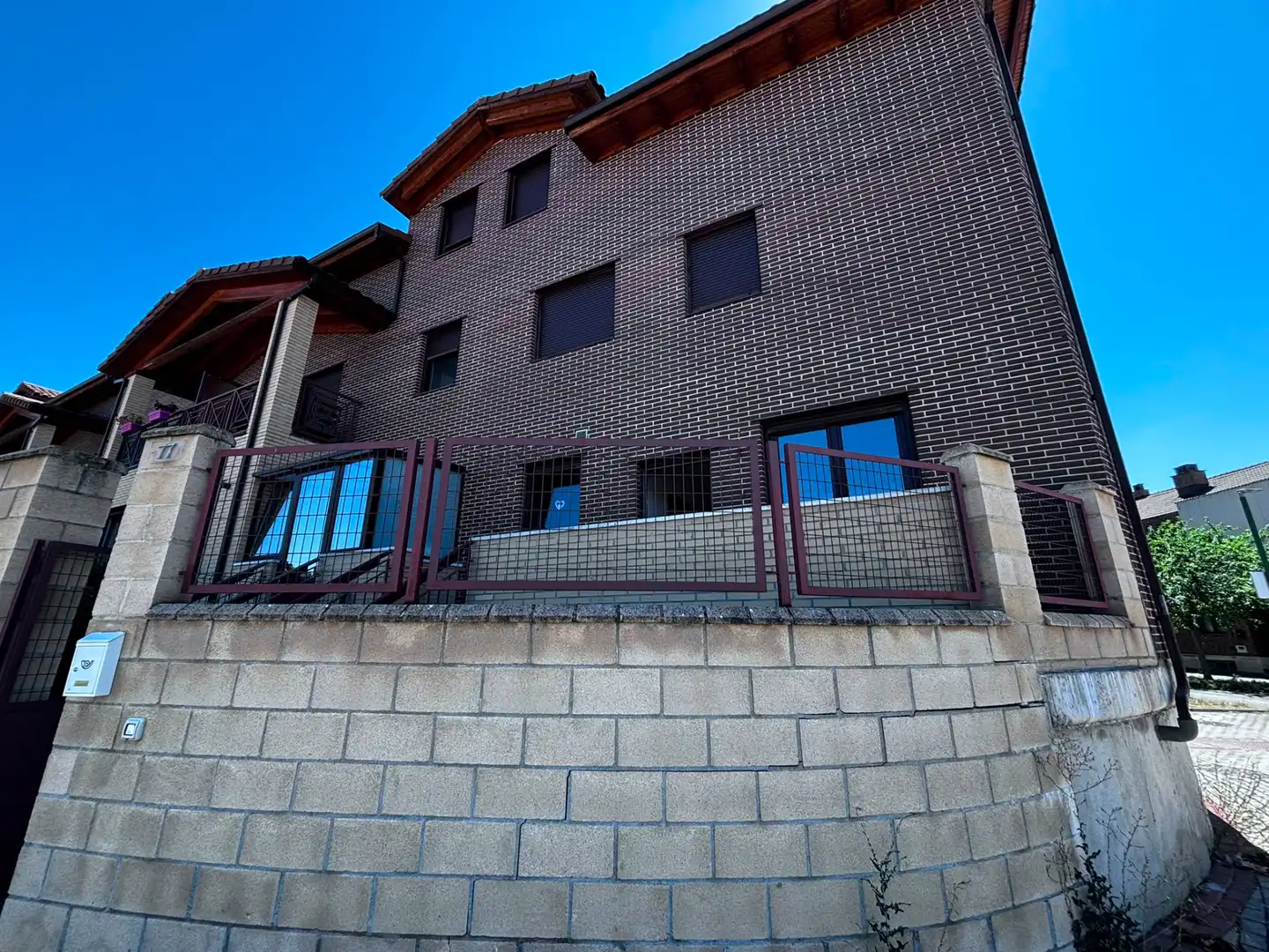 Außenansicht von Einfamilien-Reihenhaus zum Verkauf in Burgos mit Heizung, Terrasse und Abstellraum