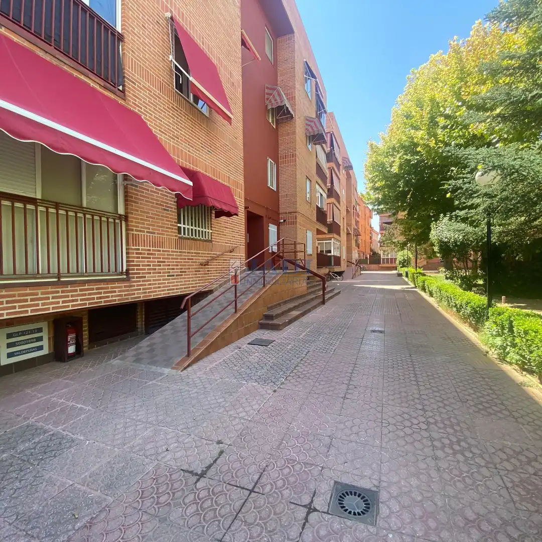 Exterior view of Flat for sale in Valdepeñas  with Air Conditioner, Heating and Terrace