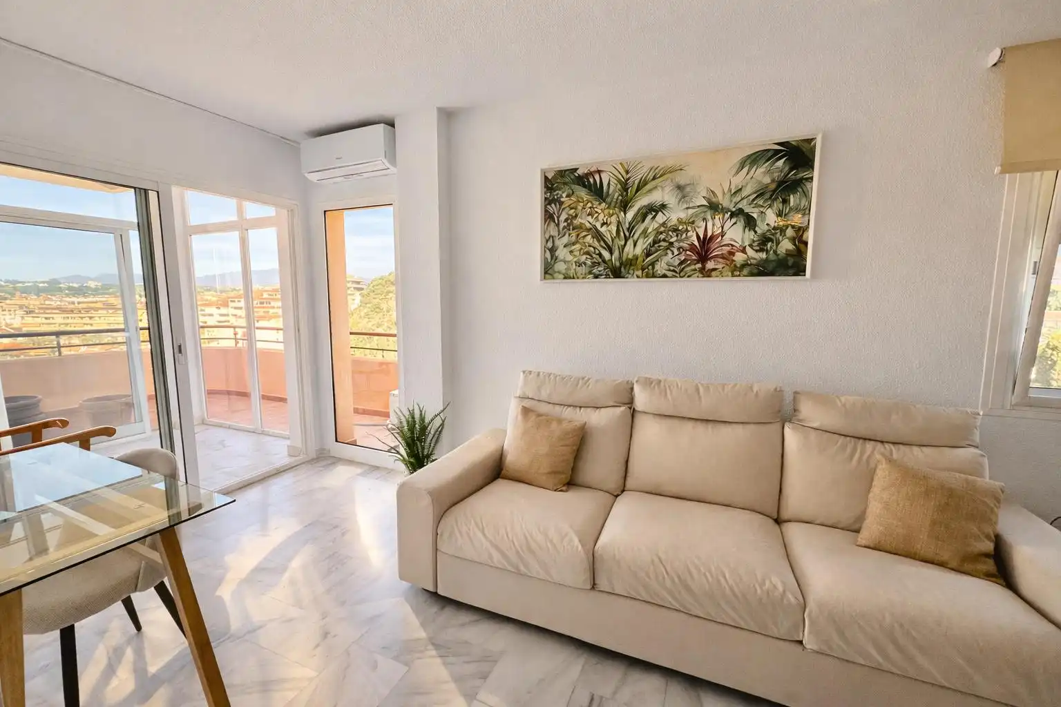 Sala de estar de Piso en venta en Fuengirola con Aire acondicionado, Terraza y Piscina comunitaria