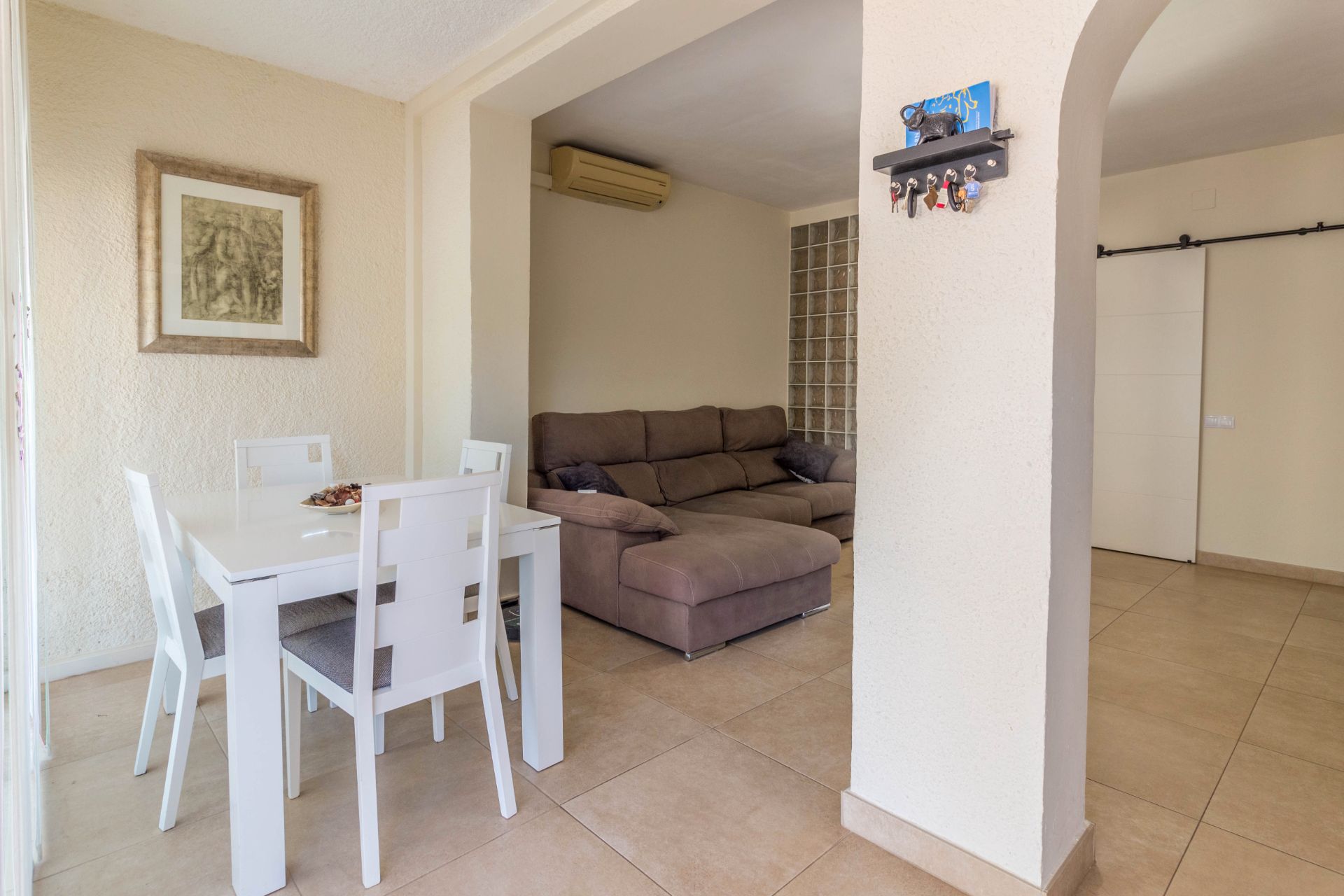 Sala d'estar de Casa adosada en venda en Mont-roig del Camp amb Aire condicionat, Jardí privat i Terrassa