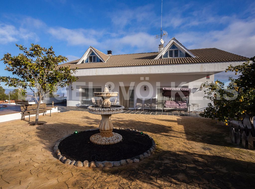 Vista exterior de Casa o xalet en venda en Gelida amb Calefacció, Jardí privat i Terrassa