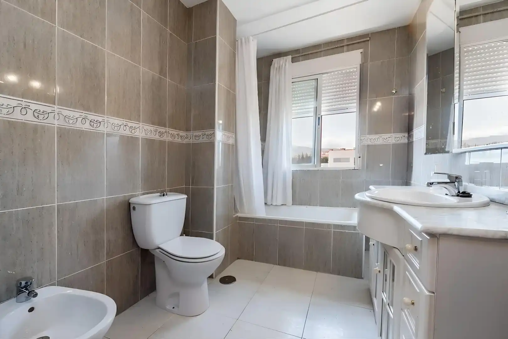 Baño de Casa adosada en venta en Ogíjares con Aire acondicionado, Calefacción y Terraza