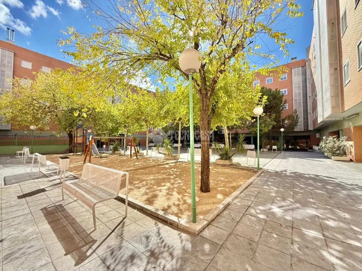 Vista exterior de Pis en venda en Madrid amb Calefacció