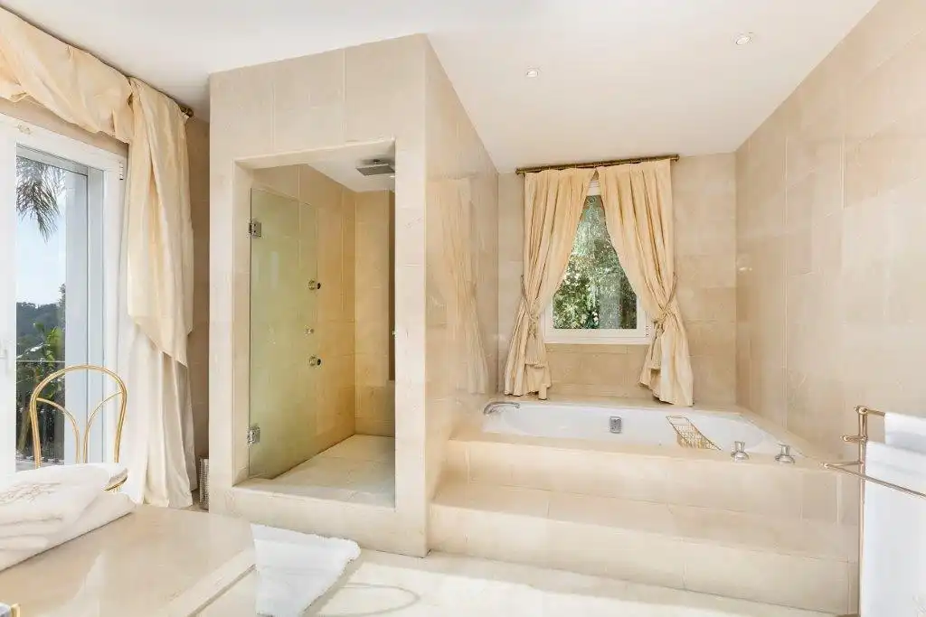 Baño de Casa o chalet en venta en Benahavís con Aire acondicionado, Calefacción y Terraza