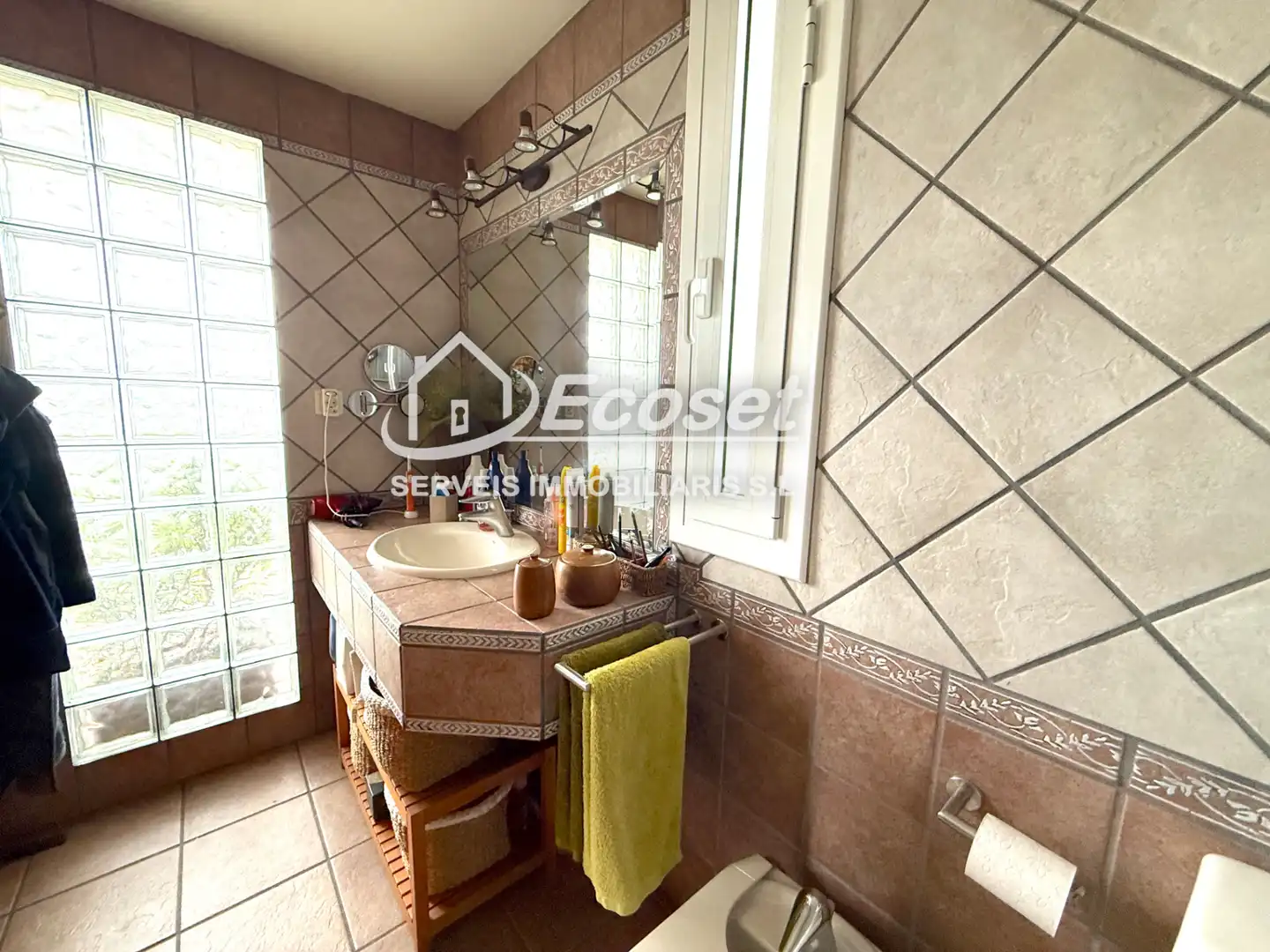 Badezimmer von Haus oder Chalet zum Verkauf in Vallirana mit Klimaanlage, Heizung und Privatgarten