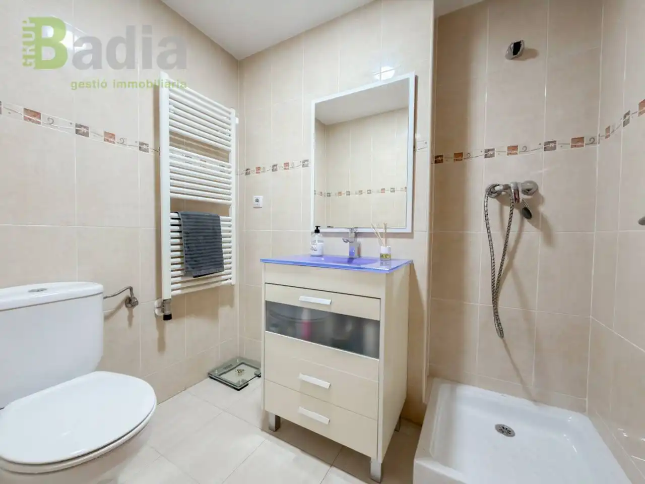 Bathroom of Flat for sale in Alcarràs  with Air Conditioner, Heating and Storage room