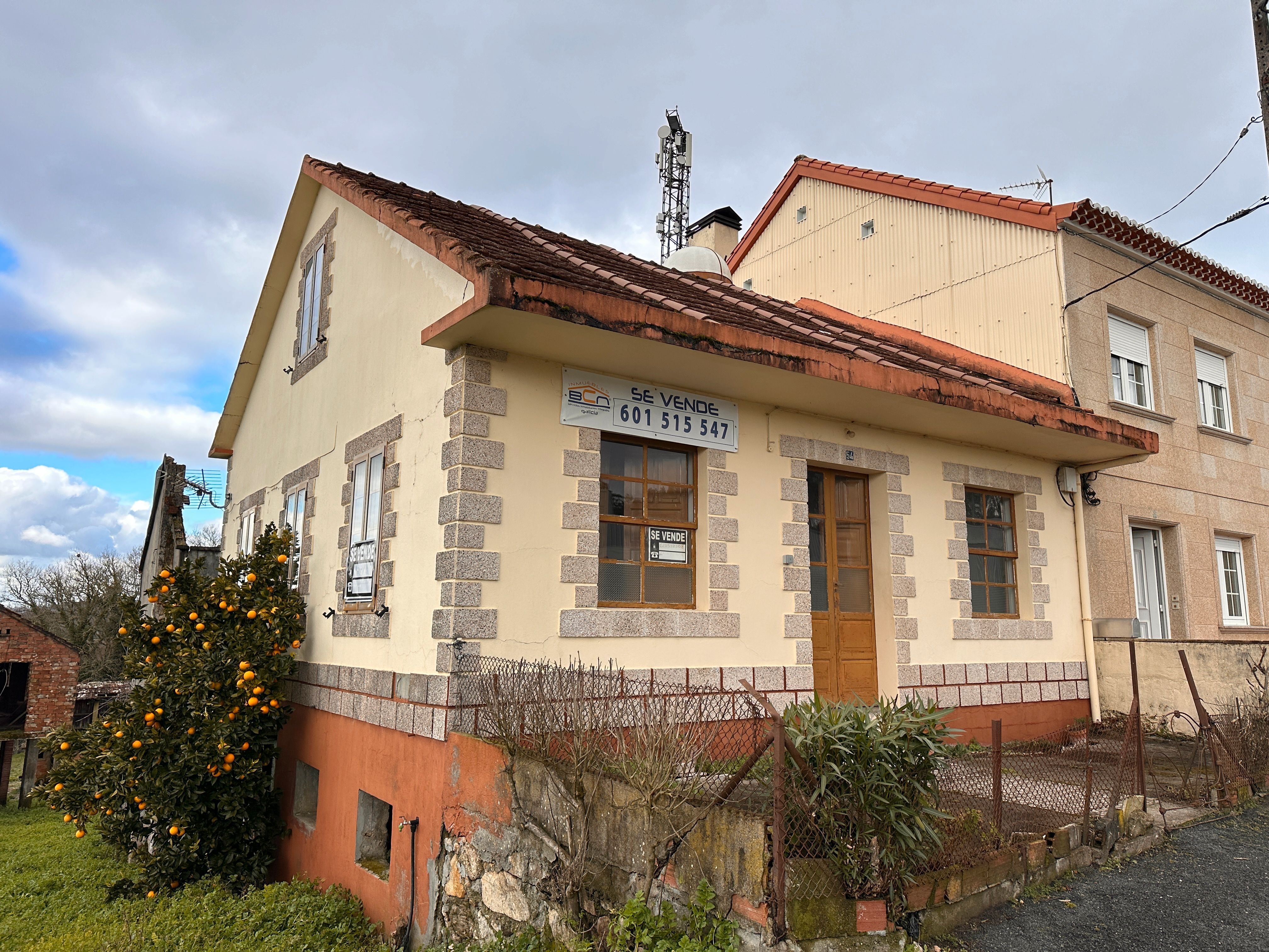 Vista exterior de Casa adosada en venda en Negreira amb Jardí privat