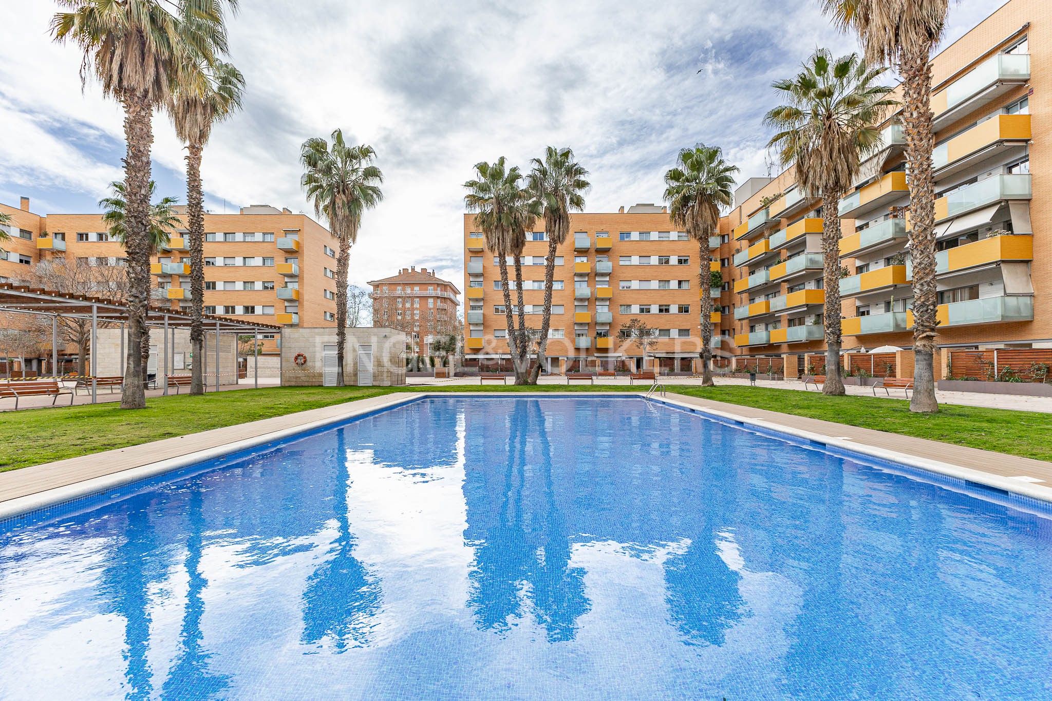 Piscina de Apartament en venda en  Barcelona Capital amb Aire condicionat, Calefacció i Jardí privat