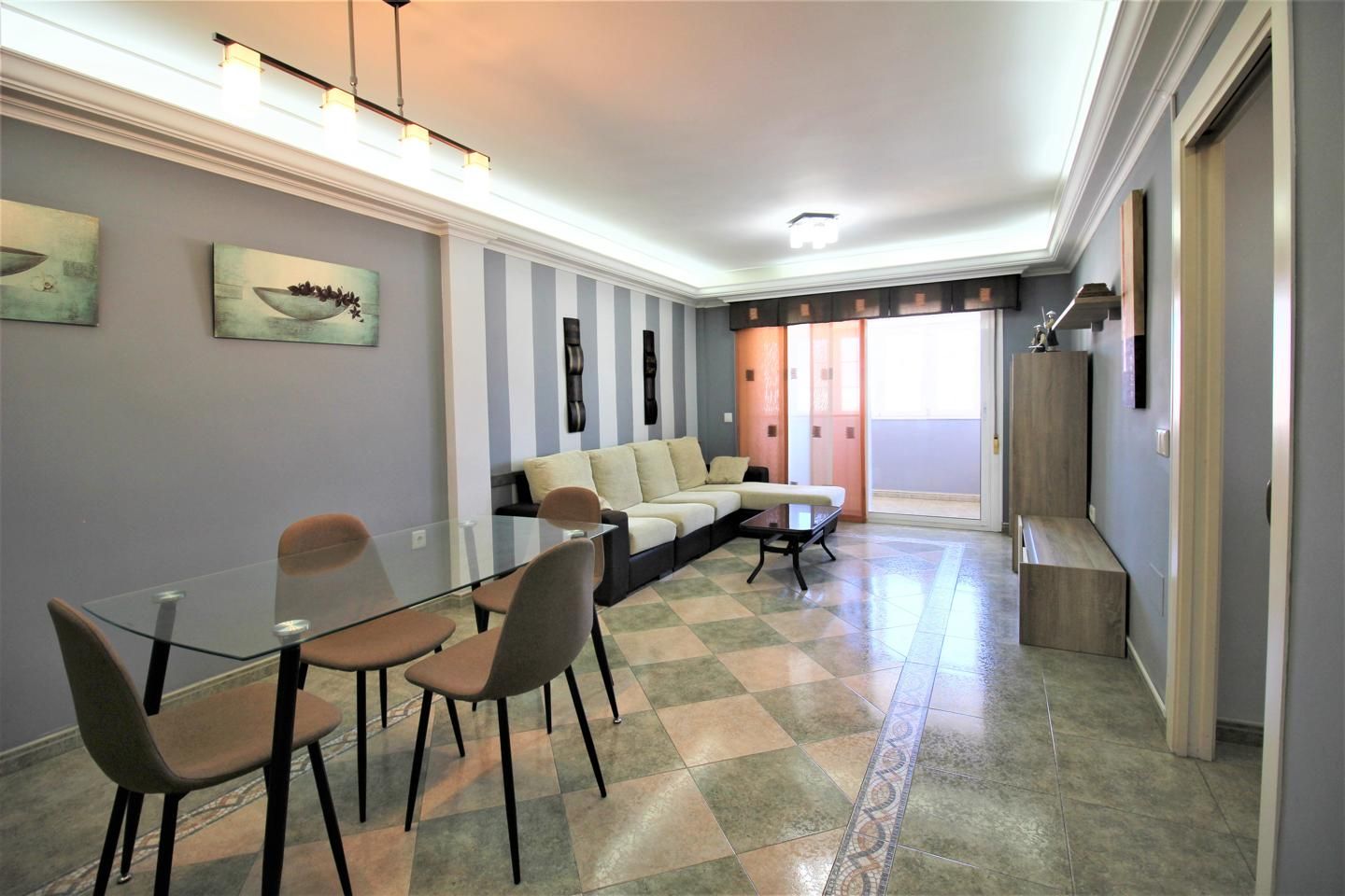 Sala de estar de Piso de alquiler en  Almería Capital con Aire acondicionado, Terraza y Amueblado