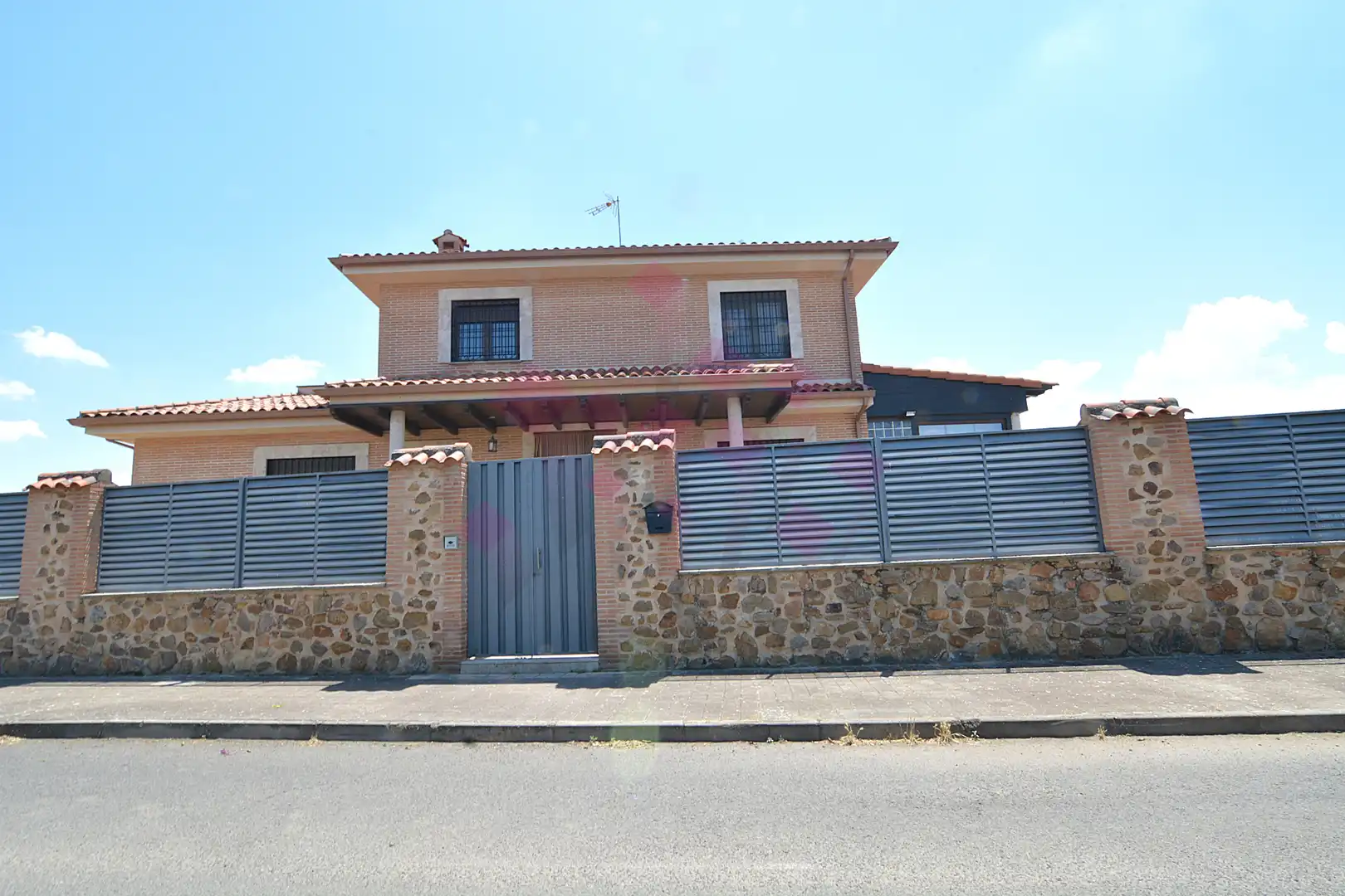 Vista exterior de Casa o xalet en venda en Ciudad Real amb Aire condicionat, Calefacció i Jardí privat