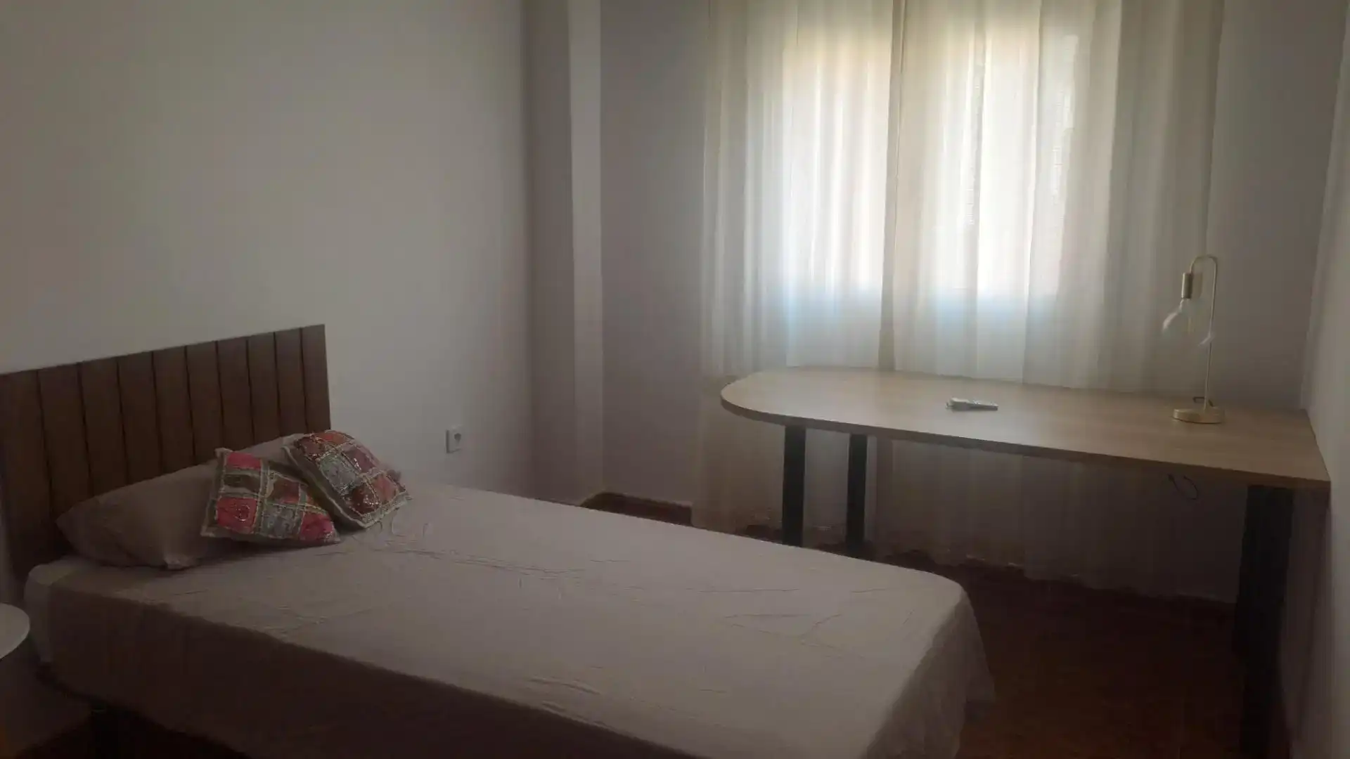 Schlafzimmer von Wohnung zur Miete in Sevilla mit Klimaanlage, Privatgarten und Möbliert