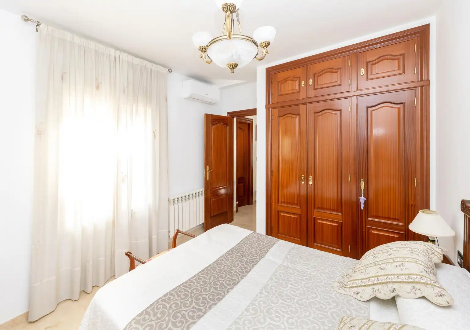 Habitación de Casa adosada en venta en Granada con Calefacción