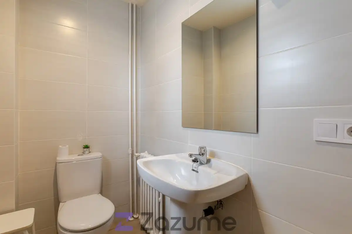 Badezimmer von Wohnung zur Miete in Madrid mit Klimaanlage, Heizung und Möbliert