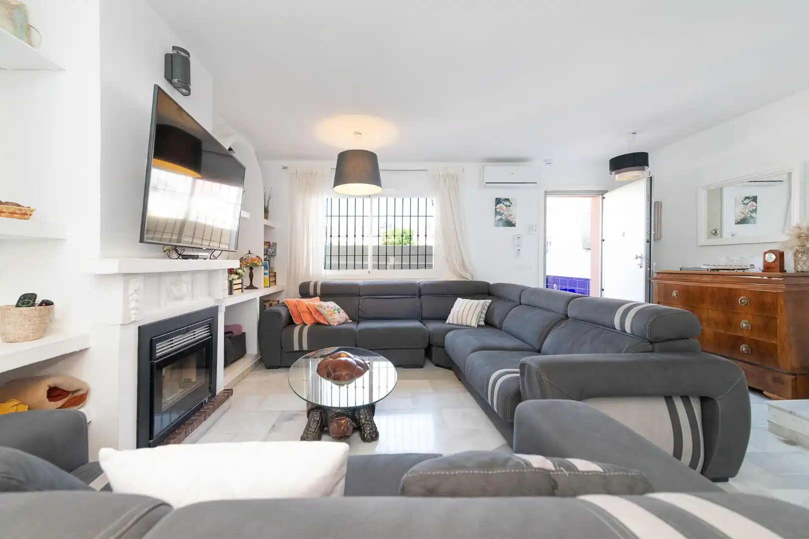 Living room of Detached homes for sale in Málaga  with Terrace, Balcony and Community pool