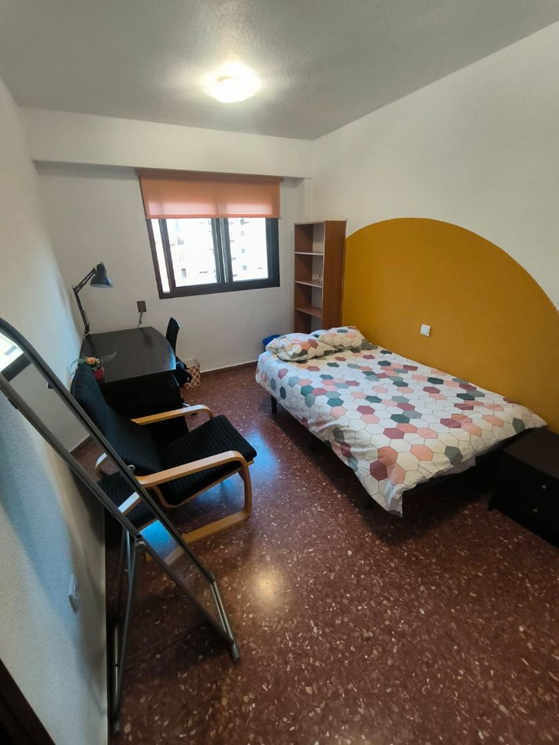 Dormitori de Pis de lloguer en  Valencia Capital amb Aire condicionat, Forn i Microones