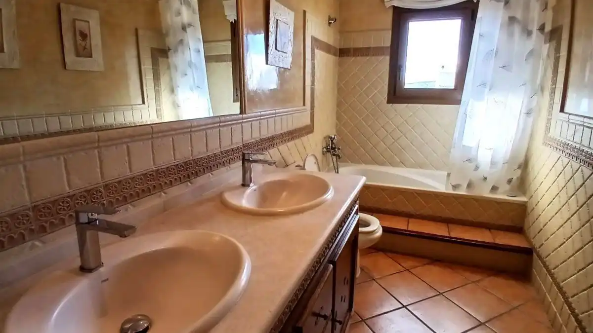 Badezimmer von Wohnungen zur Miete in Casares mit Klimaanlage, Heizung und Terrasse