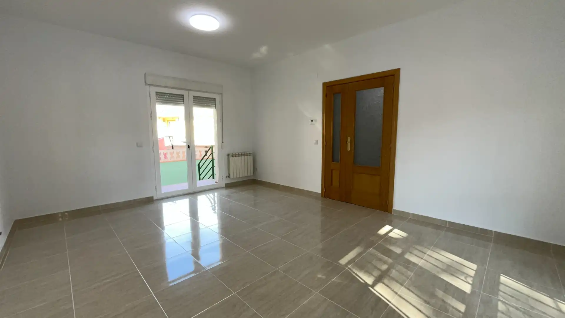 Sala d'estar de Casa adosada de lloguer en Aldea del Fresno amb Aire condicionat, Calefacció i Parquet