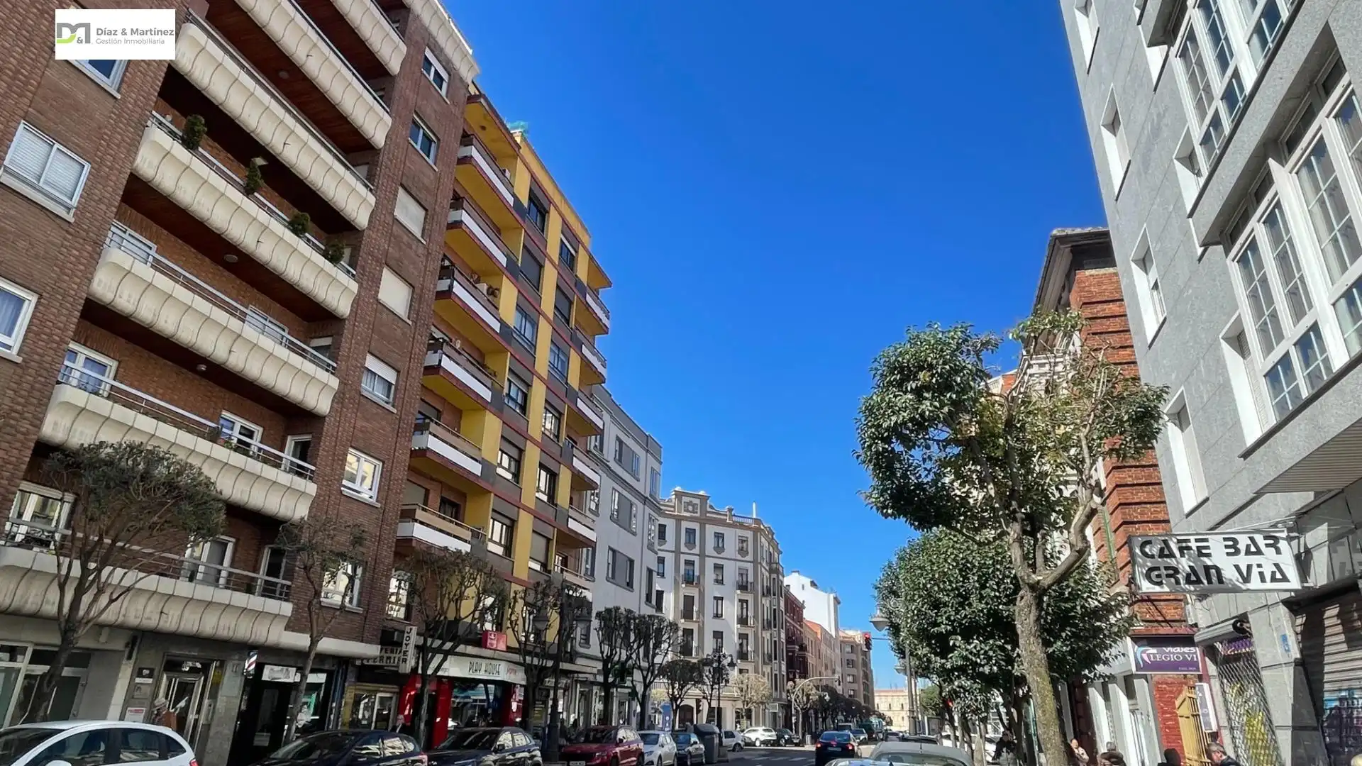 Vista exterior de Piso en venta en León Capital  con Calefacción, Parquet y Terraza