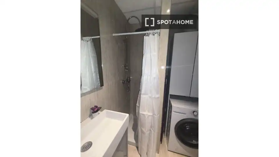 Bathroom of Study for share in Sevilla  with Air Conditioner, Terrace and Furnished