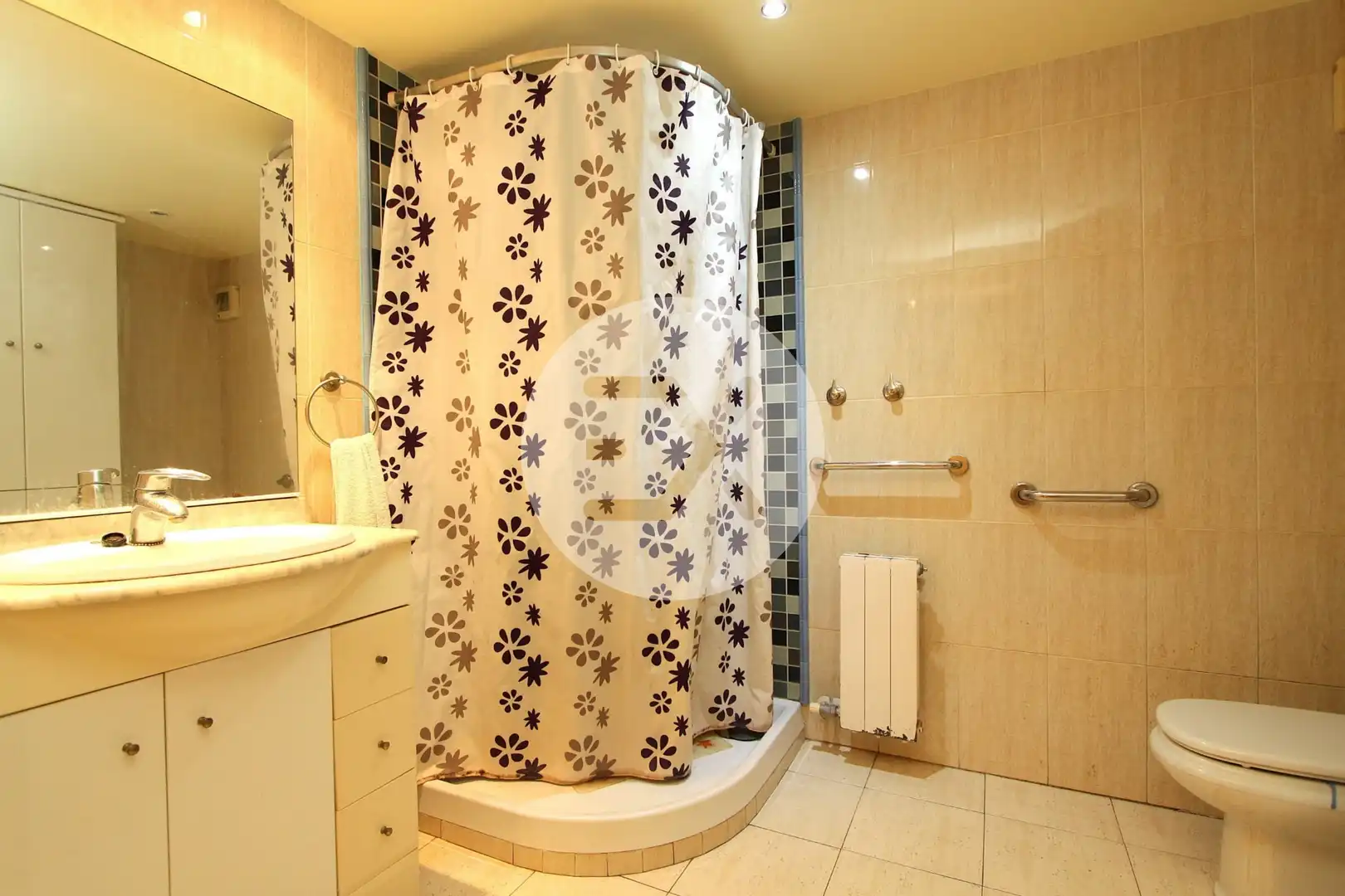 Bathroom of Flat for sale in Castelldefels  with Air Conditioner, Heating and Oven