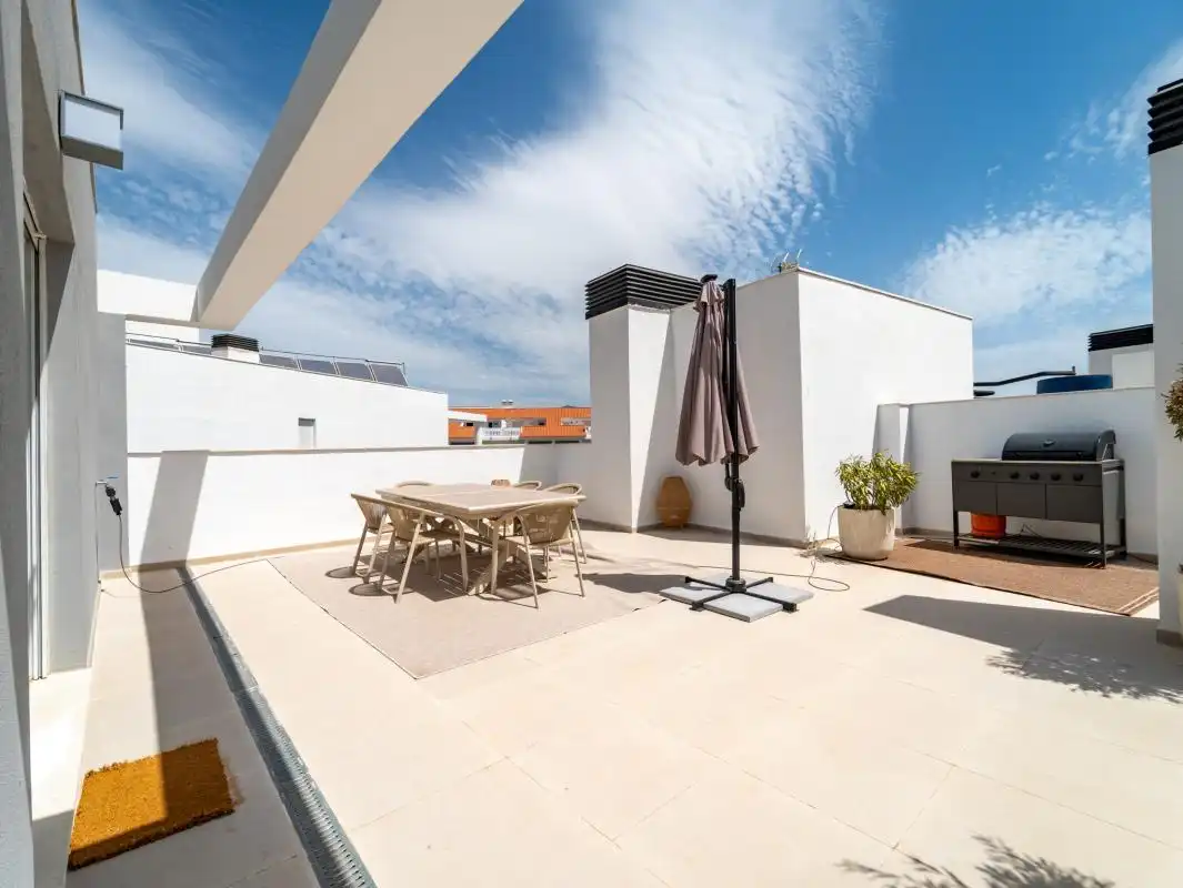 Terrasse von Wohnung zum Verkauf in Manilva mit Klimaanlage, Heizung und Privatgarten