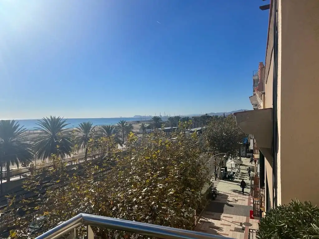 Vista exterior de Piso de alquiler en El Masnou con Calefacción