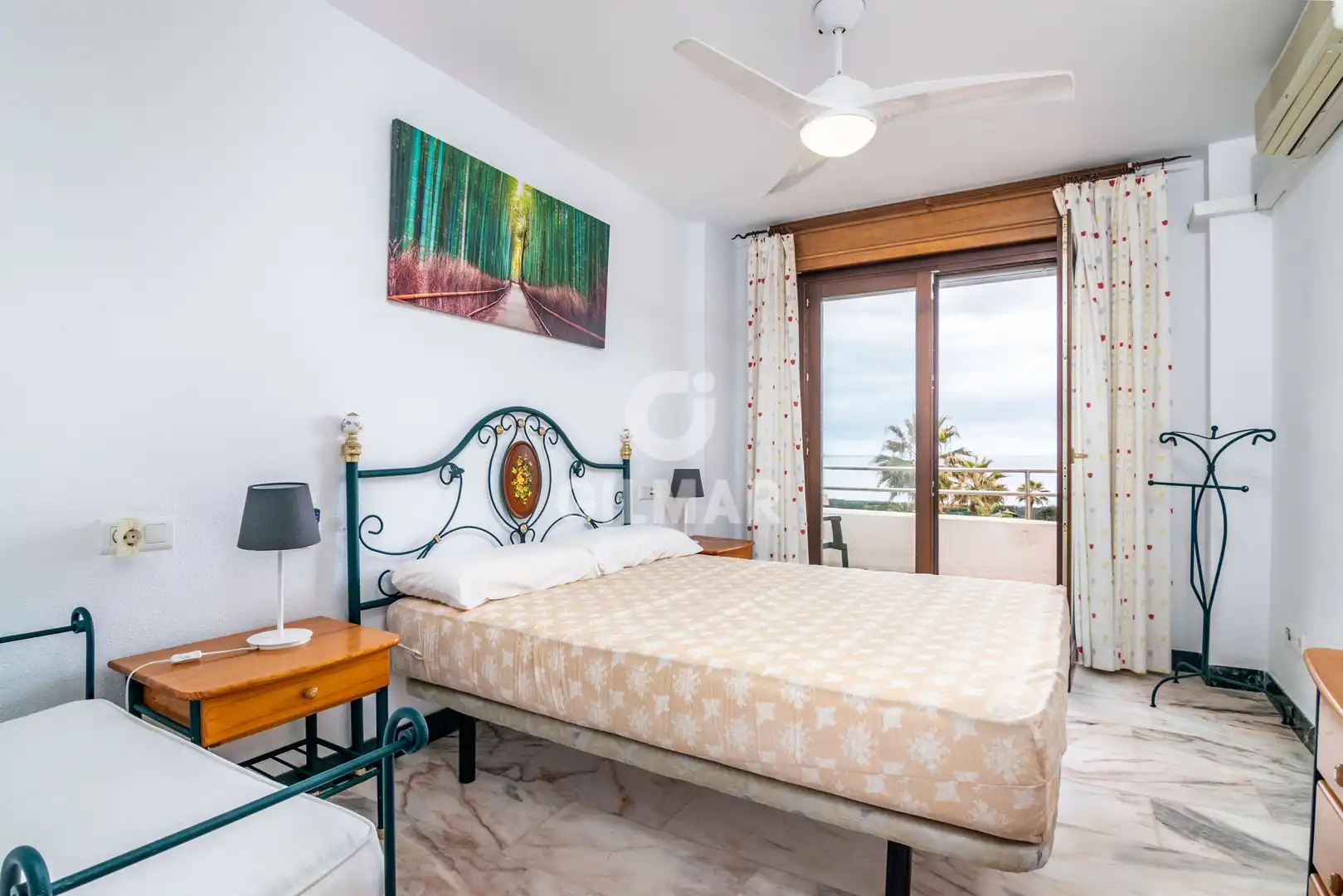 Schlafzimmer von Einfamilien-Reihenhaus zum Verkauf in Manilva mit Heizung, Privatgarten und Schwimmbad