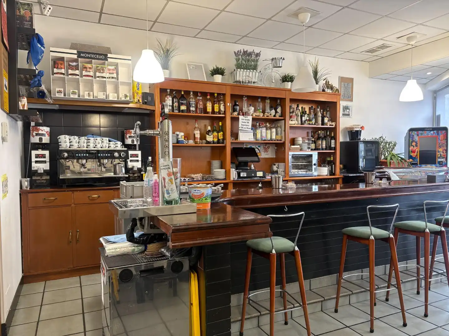 Local de lloguer a Calle de Palmira Villa González, 9, Milán - Pumarín