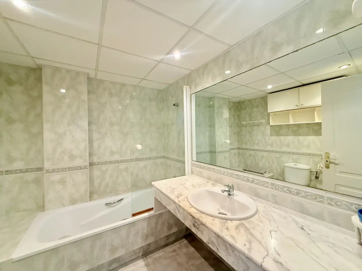 Badezimmer von Maisonette zur Miete in Marbella mit Heizung, Abstellraum und Schwimmbad