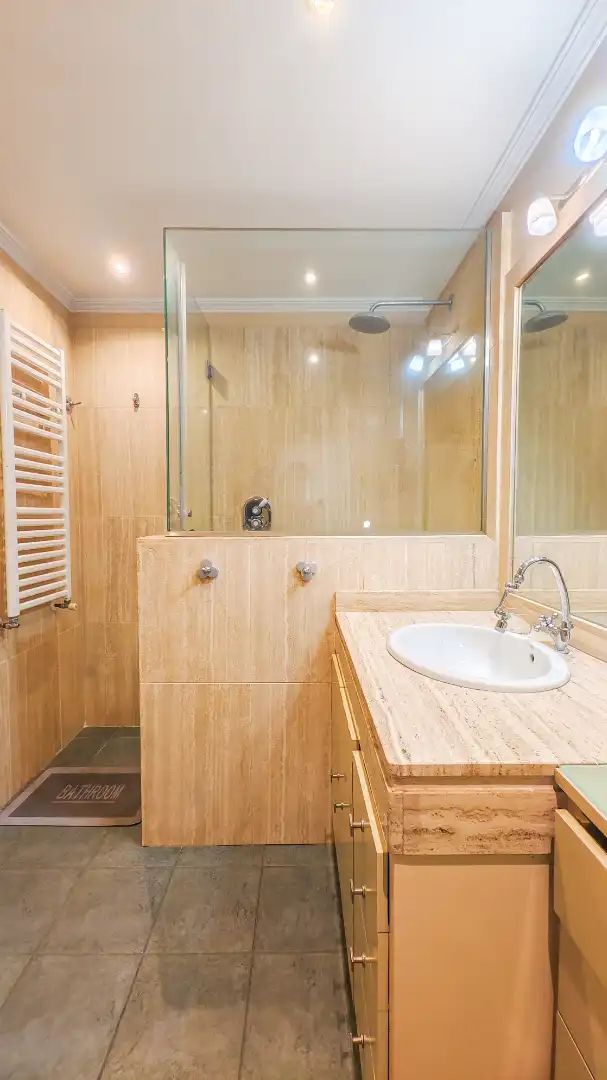 Baño de Piso en venta en Madrid con Aire acondicionado, Calefacción y Jardín privado