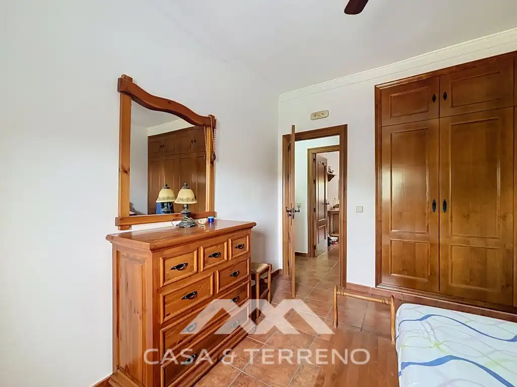 Dormitori de Casa o xalet en venda en El Burgo amb Aire condicionat, Jardí privat i Moblat