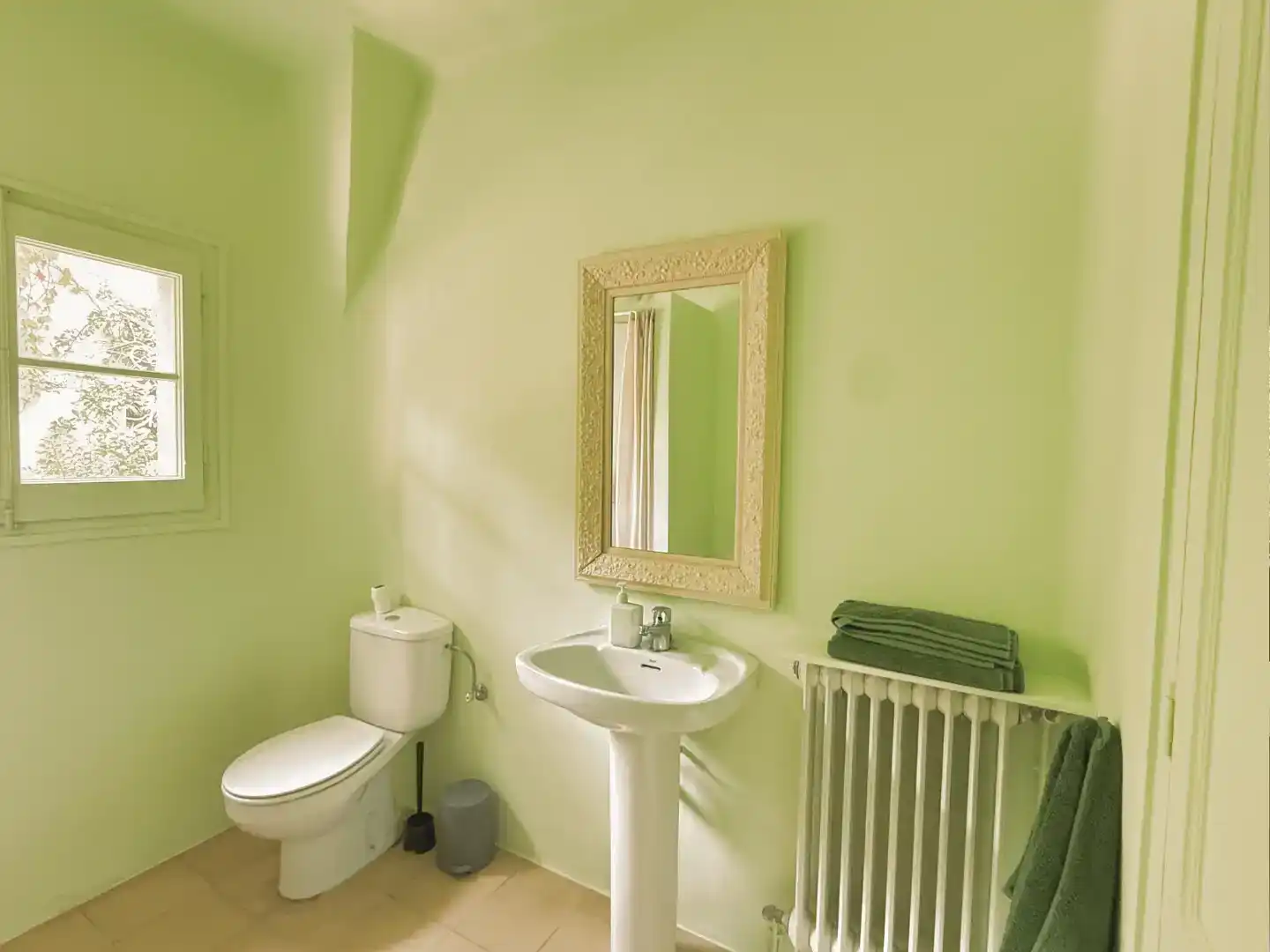 Badezimmer von Country house zur Miete in Alp mit Privatgarten, Parkett und Möbliert