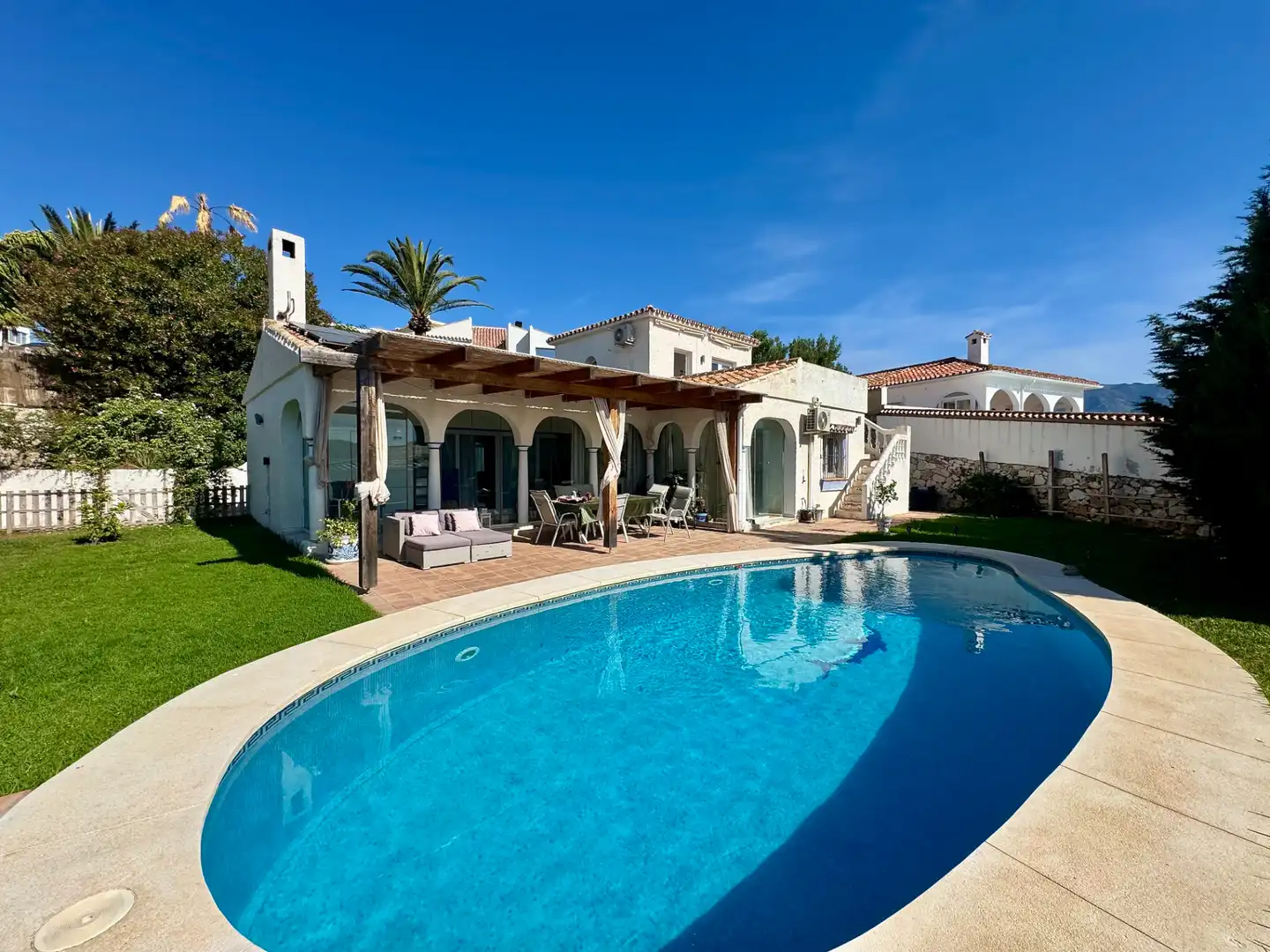 Vista exterior de Casa o xalet en venda en Mijas amb Aire condicionat, Jardí privat i Terrassa
