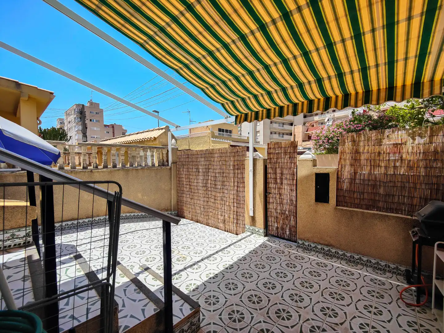 Terraza de Casa adosada de alquiler en Torrevieja con Aire acondicionado, Jardín privado y Terraza
