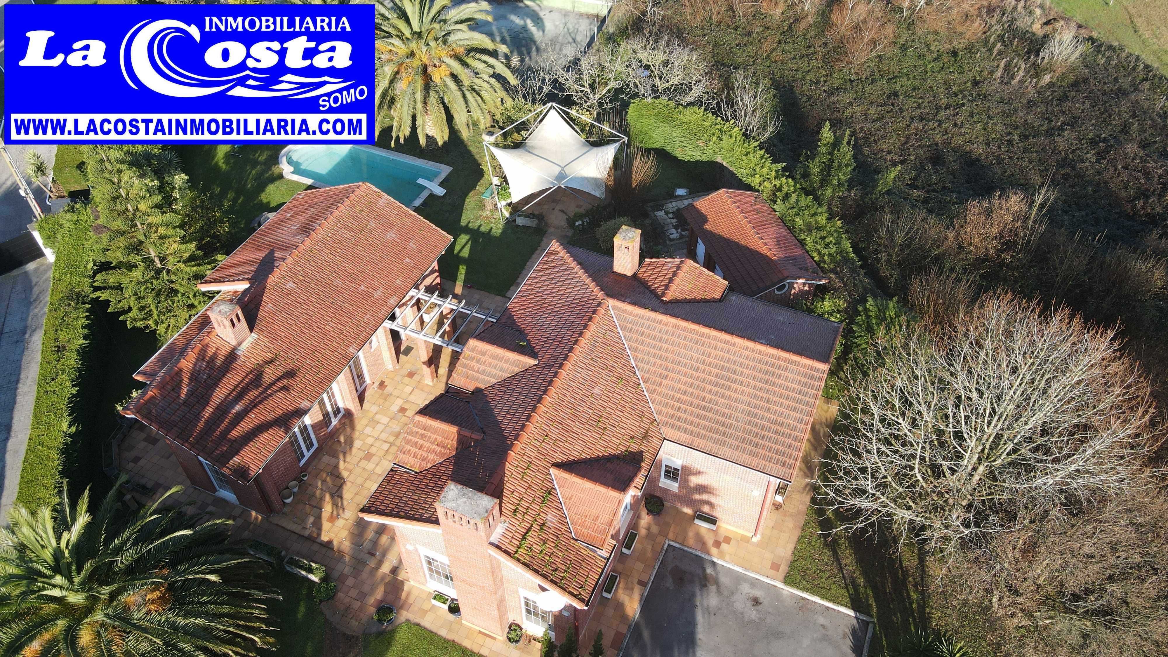 Vista exterior de Casa o xalet en venda en Ribamontán al Mar amb Jardí privat, Terrassa i Piscina