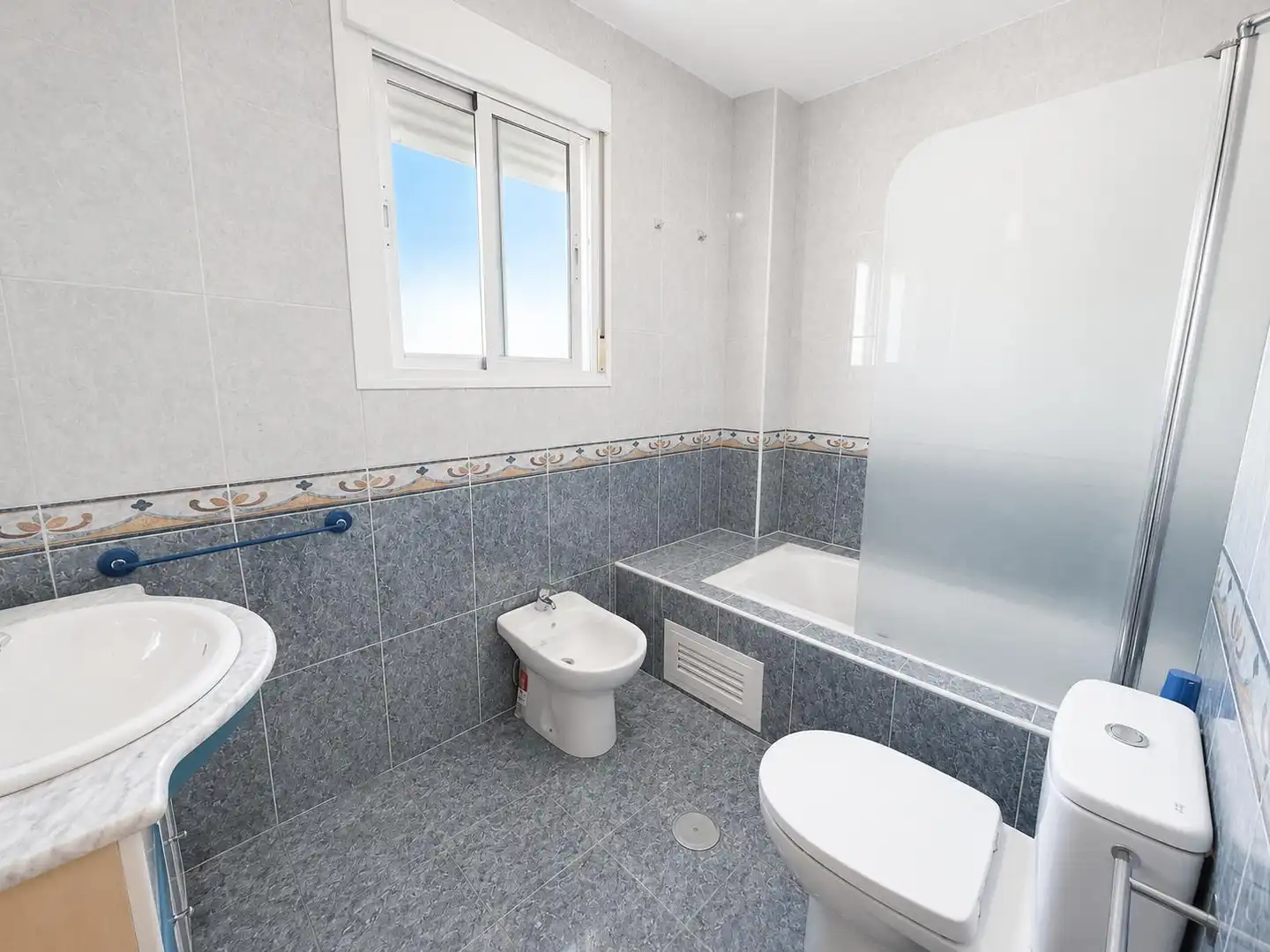Badezimmer von Einfamilien-Reihenhaus zur Miete in Alovera mit Heizung, Privatgarten und Ofen