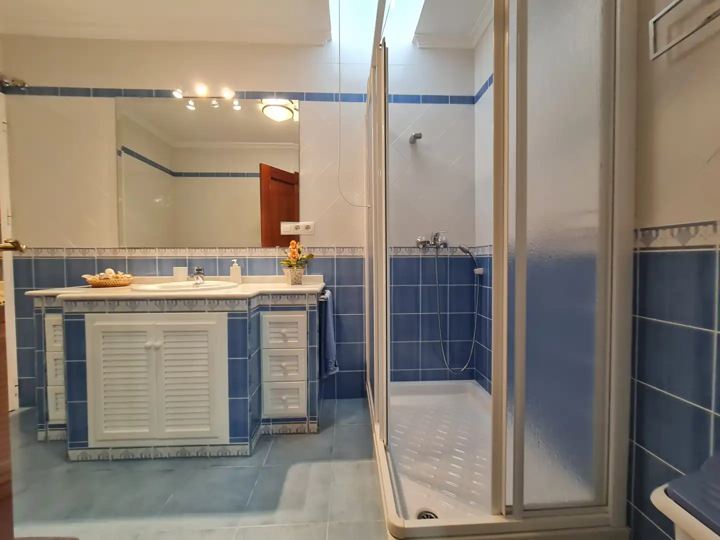 Bathroom of Houses for sale in Camas  with Air Conditioner, Terrace and Storage room