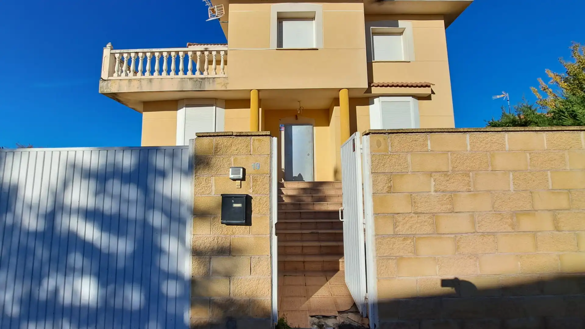 Exterior view of Houses for sale in Villanueva de la Torre