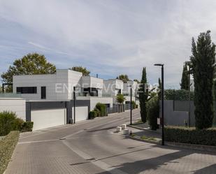 Vista exterior de Casa o xalet en venda en Las Rozas de Madrid amb Aire condicionat, Terrassa i Piscina